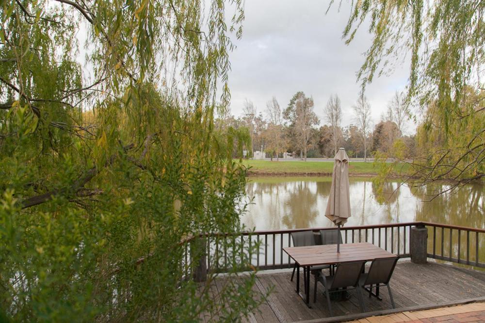 Perricoota Vines Retreat Hotel Moama Kamer foto
