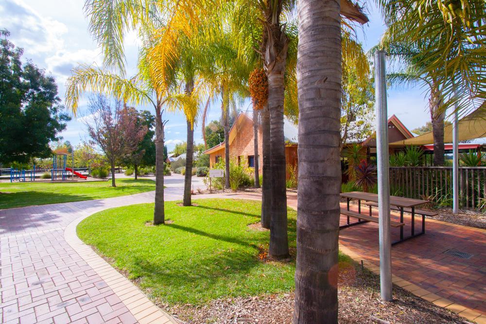Perricoota Vines Retreat Hotel Moama Buitenkant foto