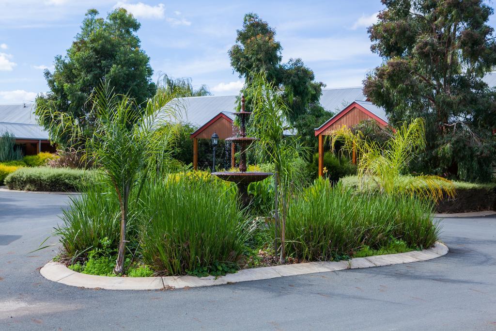 Perricoota Vines Retreat Hotel Moama Buitenkant foto