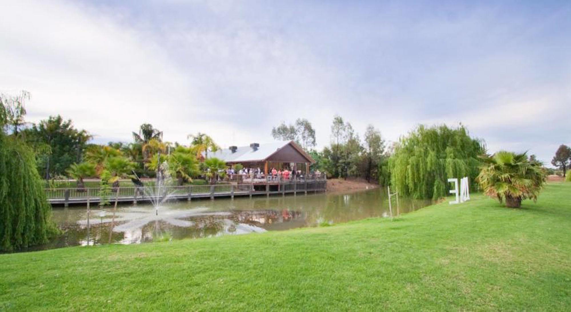 Perricoota Vines Retreat Hotel Moama Buitenkant foto